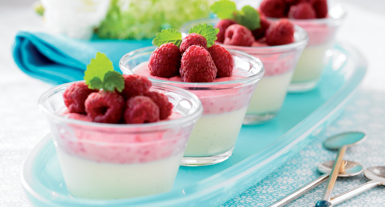 Vit chokladpannacotta med hallonmousse