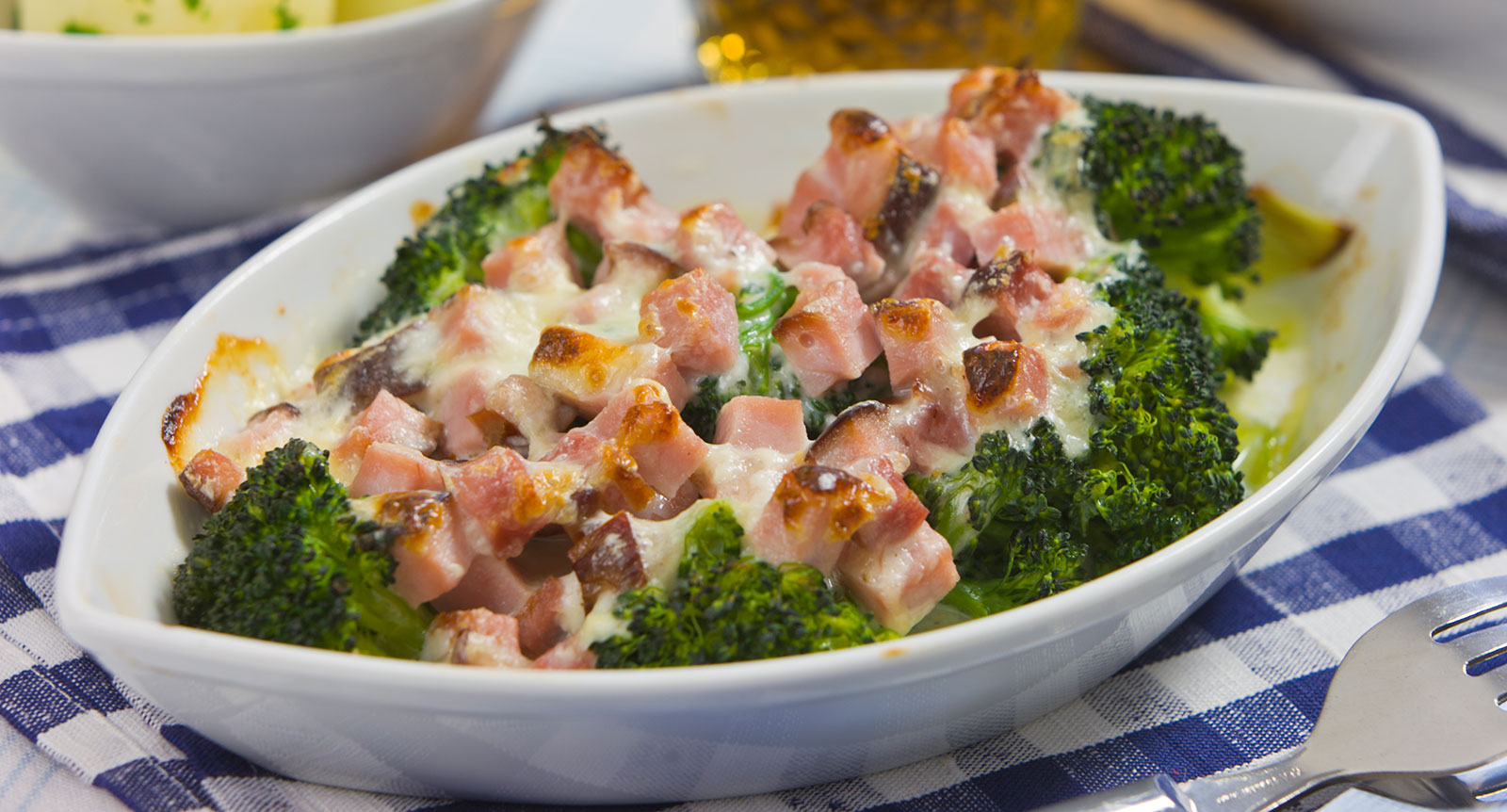 Broccoligratäng med skink- och ostsås