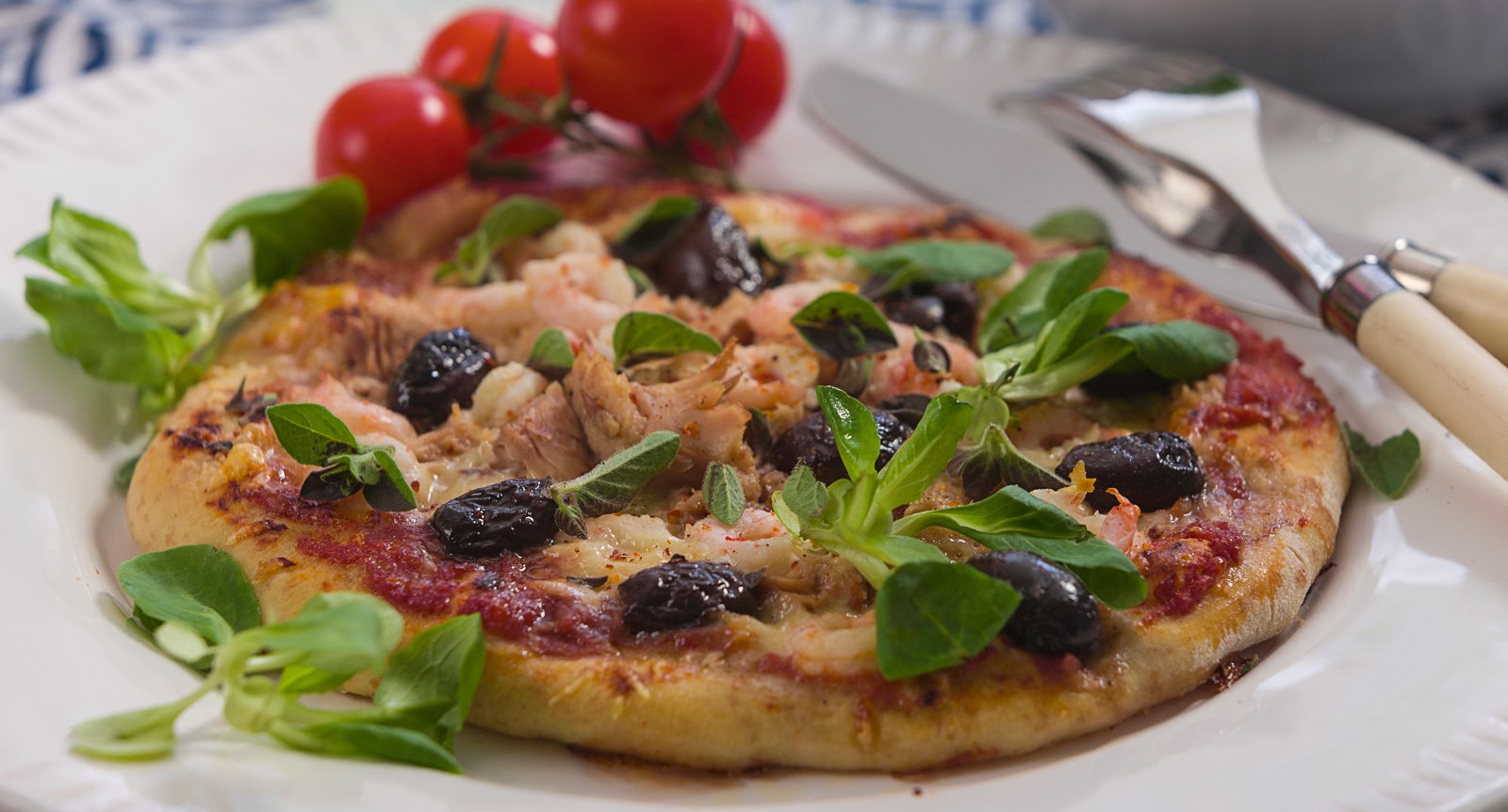 Pizza med tonfisk och räkor