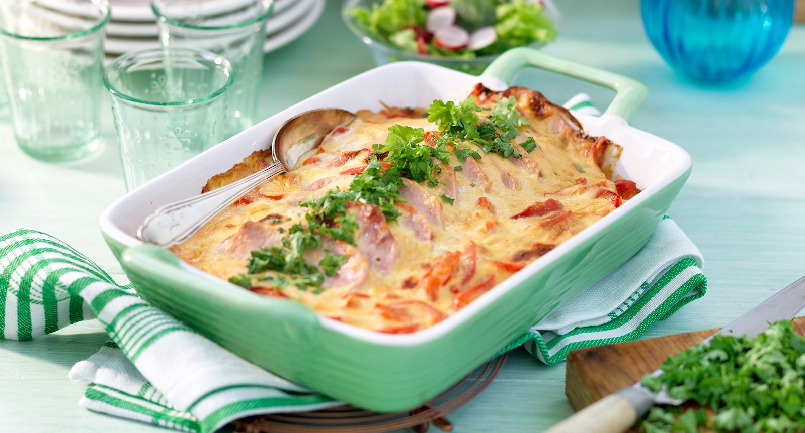 Kasslergratäng med risbädd och paprikasås