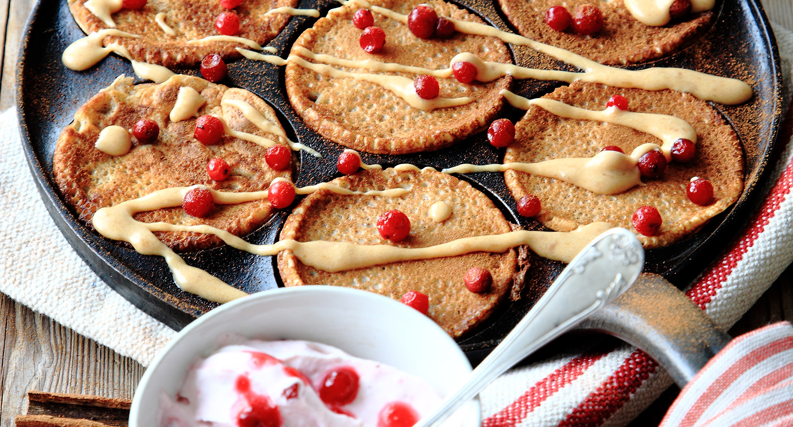 Kanelplättar med lingongrädde