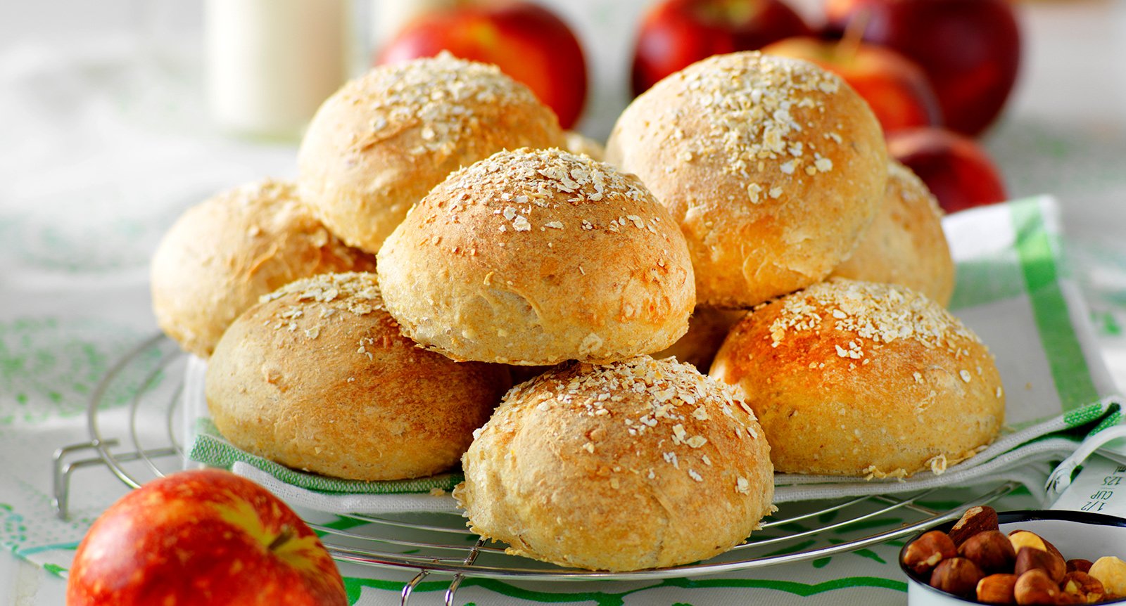 Nattjästa frukostbullar med äpple och hasselnötter