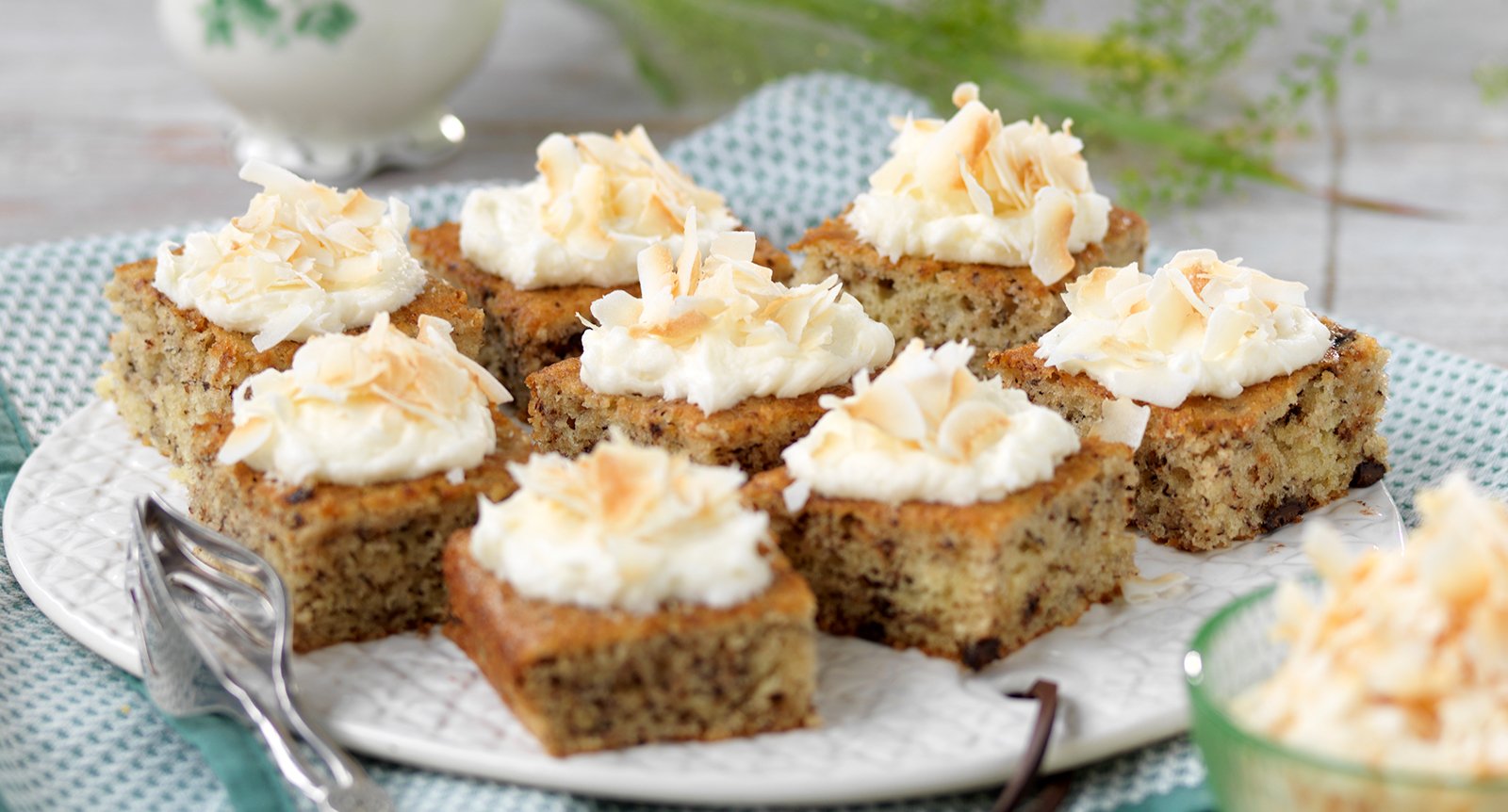 Banankaka med kokosfrosting och choklad