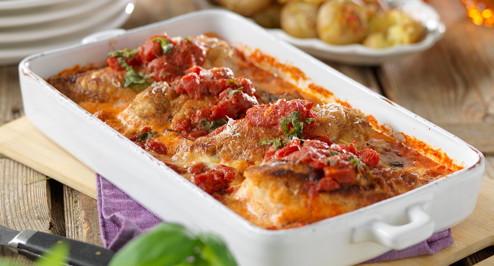 Ostfylld kyckling i tomatsås  med krossad potatis