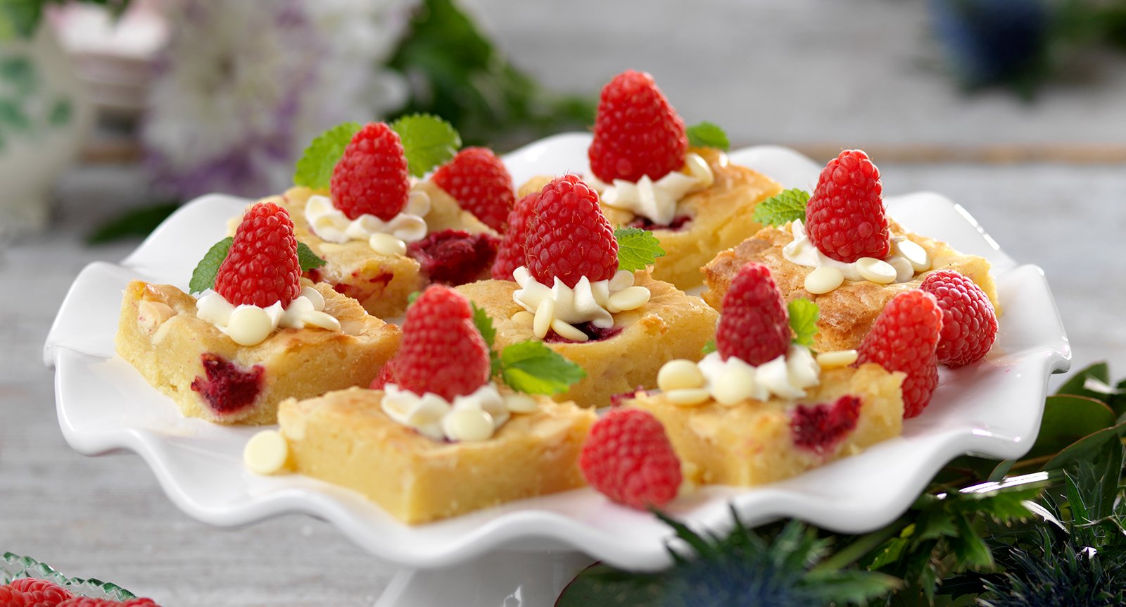 Vit chokladkaka med hallon