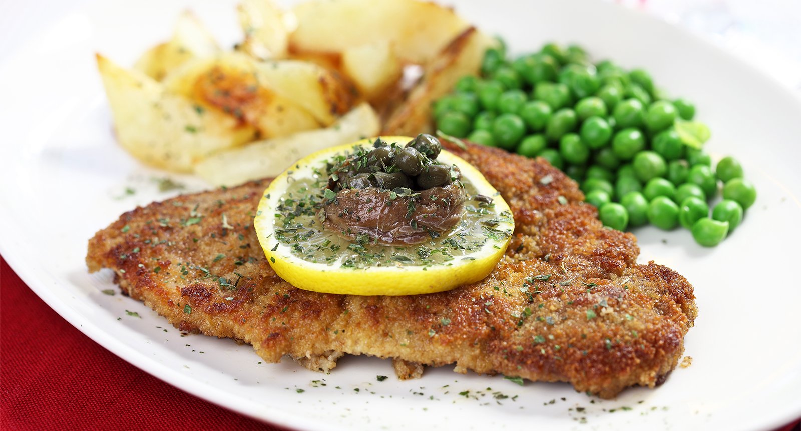 Schnitzel med ärter och klyftpotatis