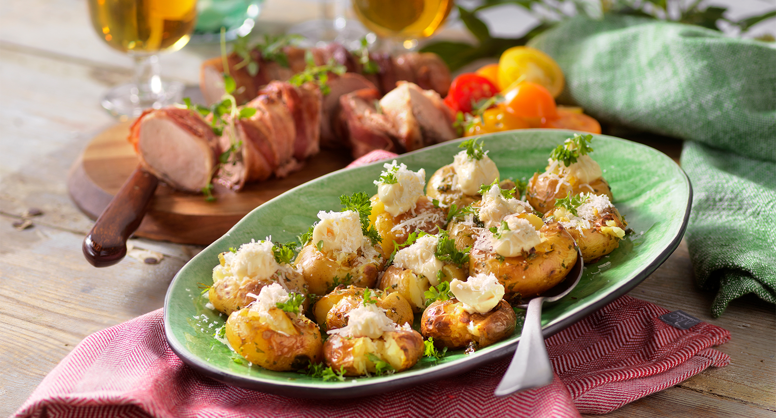 Baconlindad fläskfilé med parmesan- och örttoppad rostad potatis