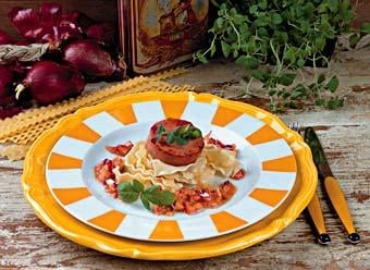 Faluburgare med tomatsalsa och pasta