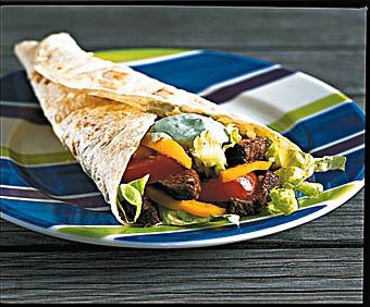 Grillad biff i tortillabröd med avokadosås