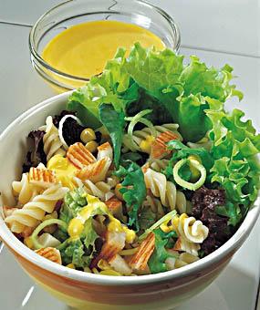 Crabsticksallad med saffransyoghurt
