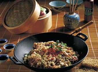 Asiatiska äggnudlar med fläskfilé och räkor
