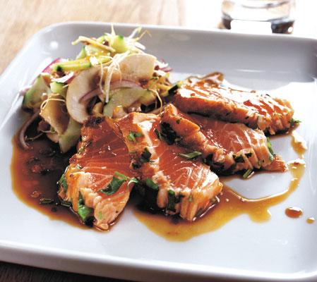 Snabbstekt laxfilé med sallad