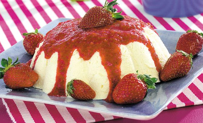Fläderparfait med jordgubbssås