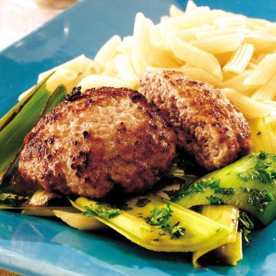 Färsbiffar med purjolök och pasta