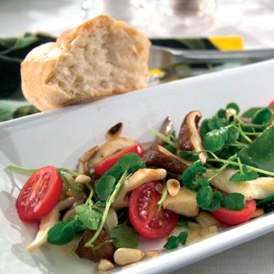 Spenatsallad med vitlökssvamp