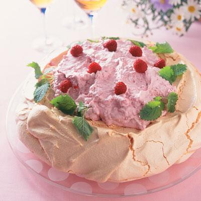 Ljuvlig pavlova med hallonmousse