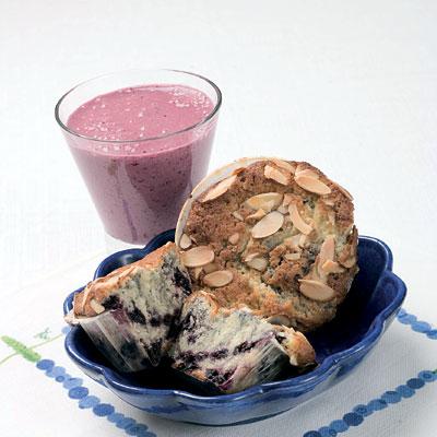 Blåbärsmuffins med mandelspån