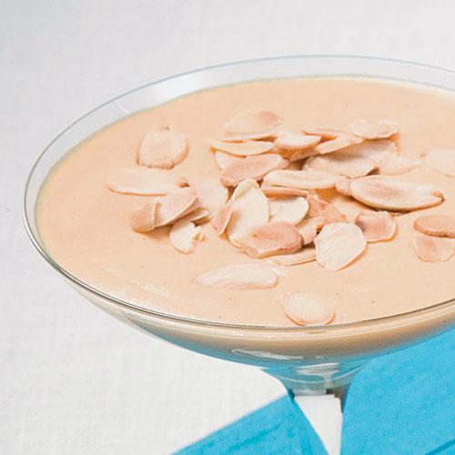 Nyponmousse med rostade mandelspån