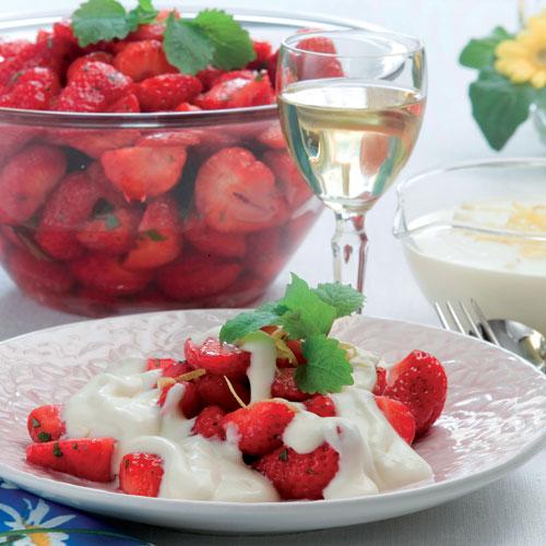 Jordgubbar med vit choklad- och sauterngrädde