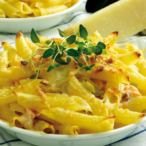 Pastagratäng med rökt lax