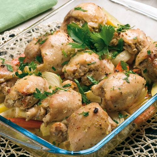 Marinerade lårfiléer på potatis- och rotfruktsbädd