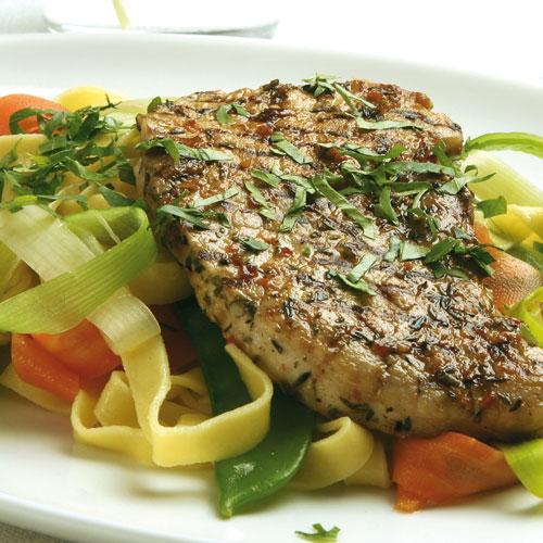 Marinerad skinkschnitzel med grönsakspasta