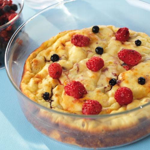 Dessertkaka med blåbär och hallon