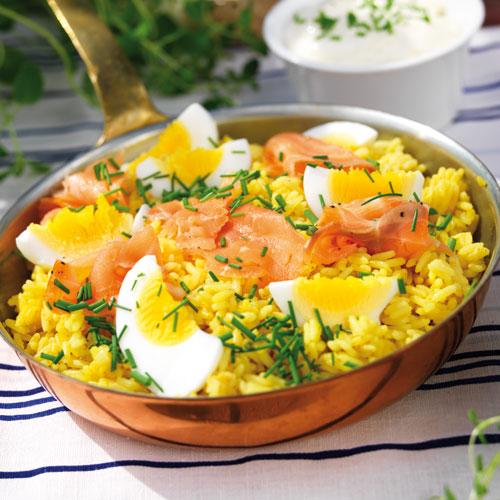 Curryris med rökt lax och ägg