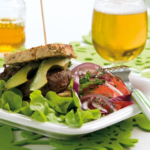 Grillad hamburgare med tomatsallad