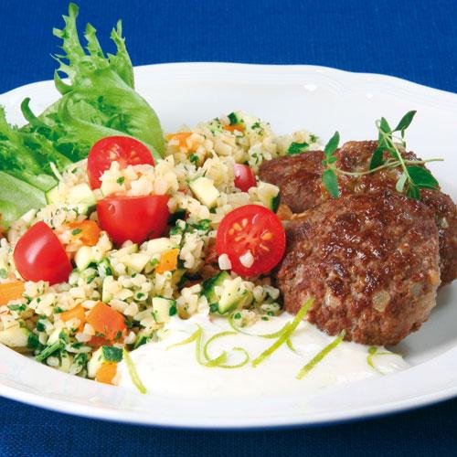 Köttfärsbiffar med limesås och grönsaksbulgur