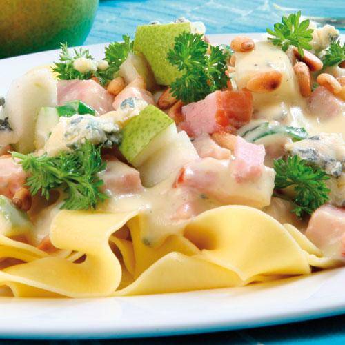 Pastasås med kassler, päron och grönmögelost