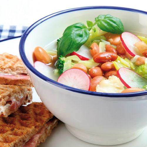 Bön- och grönsakssoppa med våffeltoast