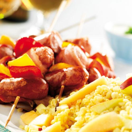 Korvspett med fruktig bulgursallad