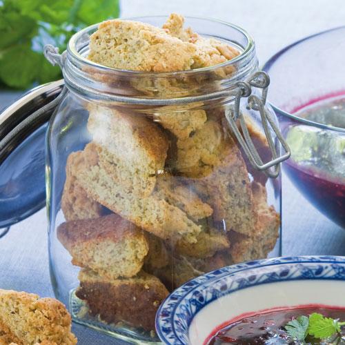 Nötbiscotti med mynta och citronmeliss