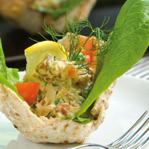 Laxsallad i tunnbrödskorgar