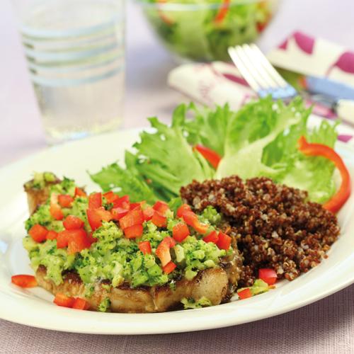 Kotlett med broccolitopping och röd quinoa