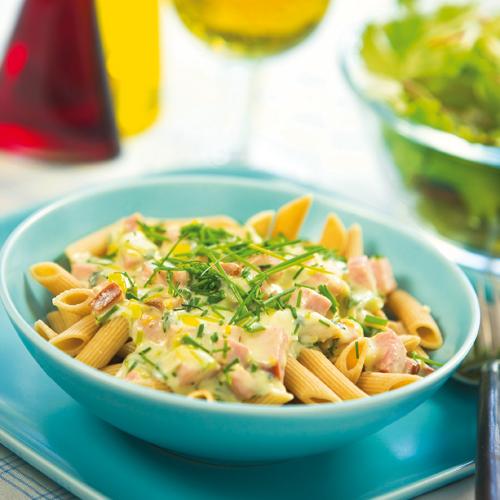 Pastasås med kassler, blåmögelost och gräslök