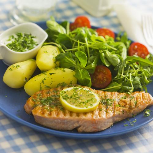 Grillad laxfjäril med örtsås