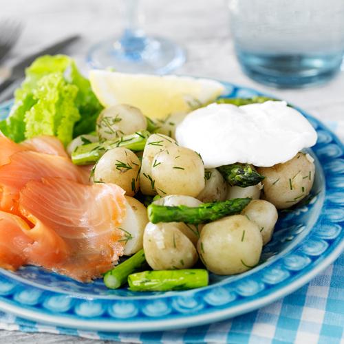 Färskpotatissallad med pocherat ägg