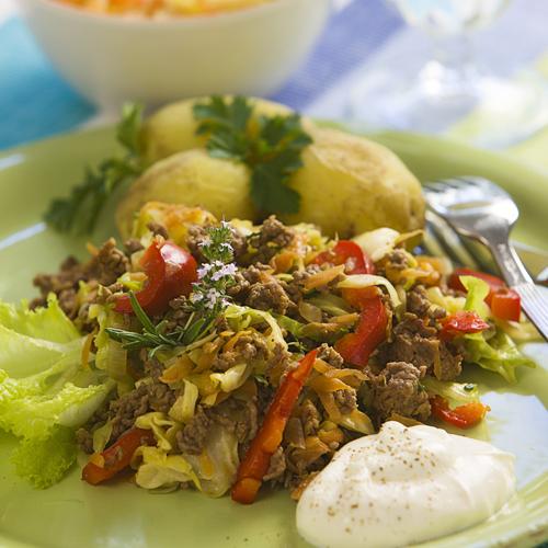 Nötfärsgryta och kokt potatis