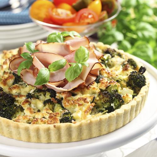 Broccoli- och ädelostpaj med rökt skinka