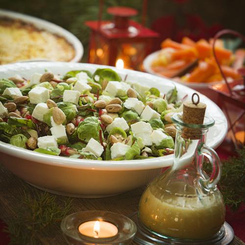 Brysselkåls- och mangoldsallad med granatäpple och fetaost
