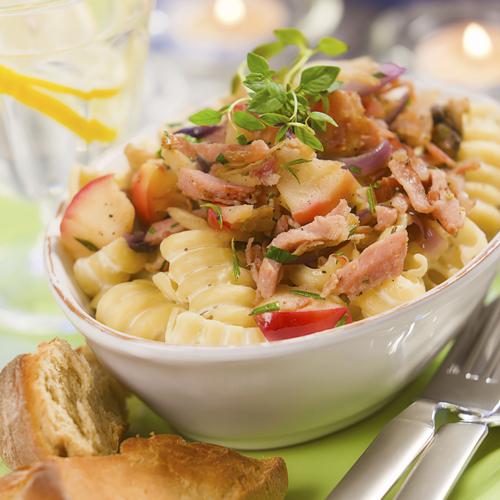 Pasta med ört-crème fraiche, baconfräs och äpple