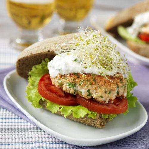 Laxburgare med olivyoghurt