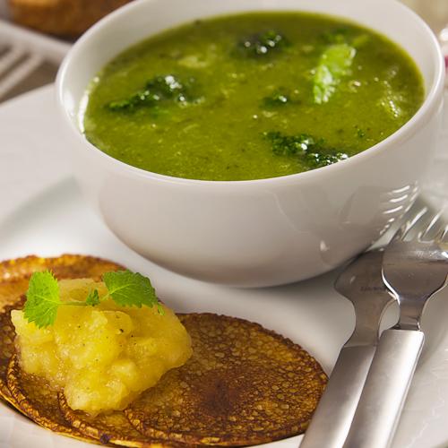 Broccolisoppa och plättar med äppelkompott