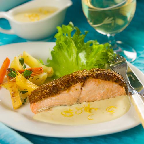 Bakad laxfilé med citronsås och ungsrostade rotfrukter och potatis
