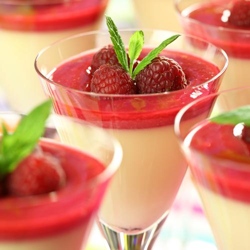 Vit chokladpannacotta med laktritssmak och halloncoulis