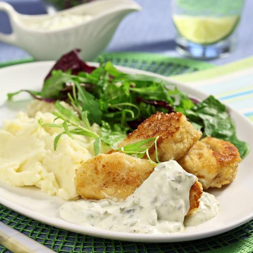 Fiskpinnar med potatismos och gurksås