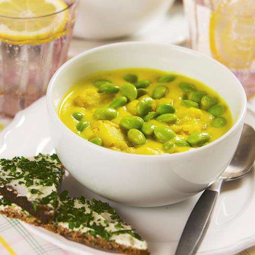 Indisk blomkålssoppa med edamamebönor