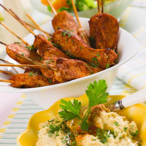 Marinerade kycklingspett med gulbetshummus